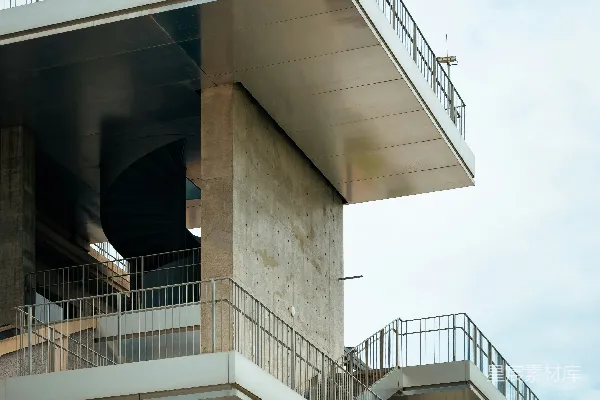 高清摄影 现代化的多层混凝土建筑，配有安全摄像头。