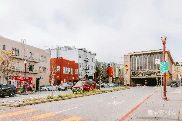 多彩建筑和汽车的街景。