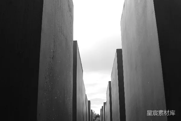 高清摄影 纪念碑矗立在一片阴沉的黑白之间。