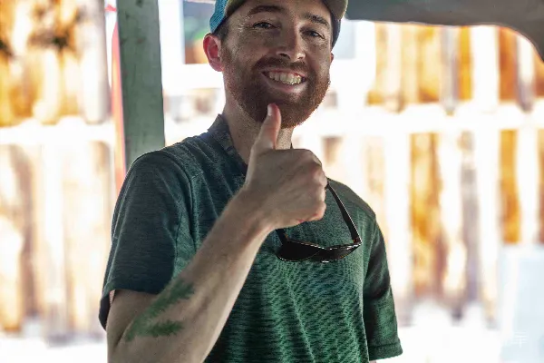 留胡须的男人做了一个竖大拇指的手势。