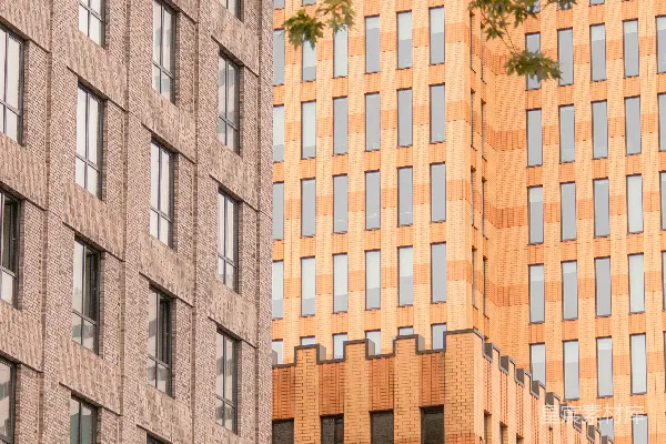 一座前有钟楼的高大建筑物