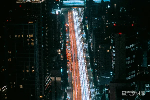 城市街道夜间光轨效果