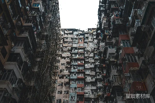 从下方看的密集住宅建筑