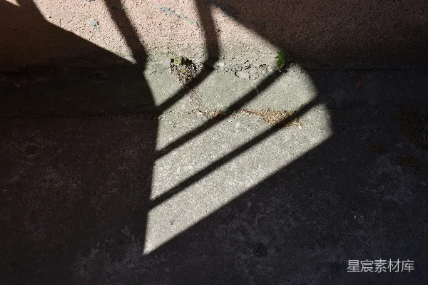 高清摄影 条纹的影子投射在混凝土表面上。