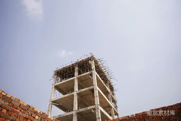高清摄影 在晴朗的天空下，一座混凝土建筑正在施工中