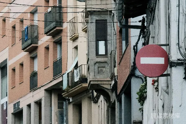 路边停着一辆车