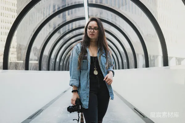 玻璃结构中的女人