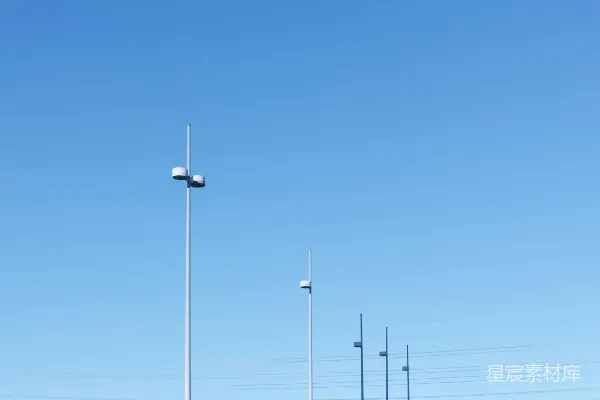 高清摄影 一根杆子旁边的一堵混凝土墙旁的停车标志