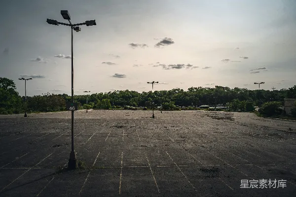 高清摄影 一个空荡荡的停车场，中间有一盏路灯。