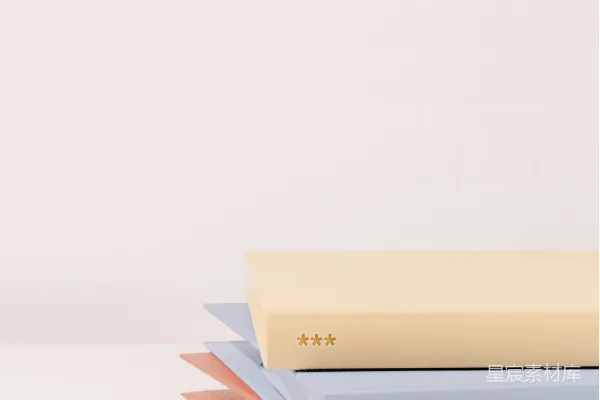 白色桌子上的书堆