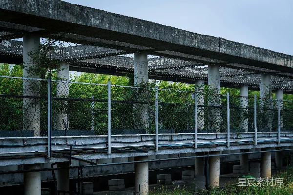 高清摄影 废弃的混凝土建筑，长满杂草。
