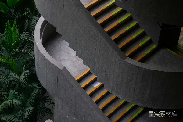 高清摄影 一条由混凝土制成的螺旋楼梯，台阶上有彩色的装饰。