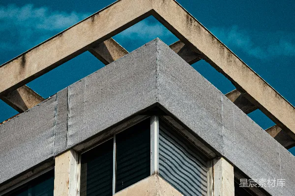 高清摄影 一座粗野主义建筑的角落映衬在蓝天之下