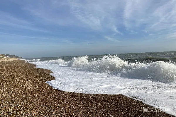 海滩上的波浪涌动