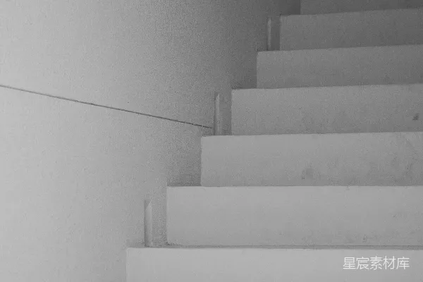 高清摄影 一幅黑白相间的楼梯照片