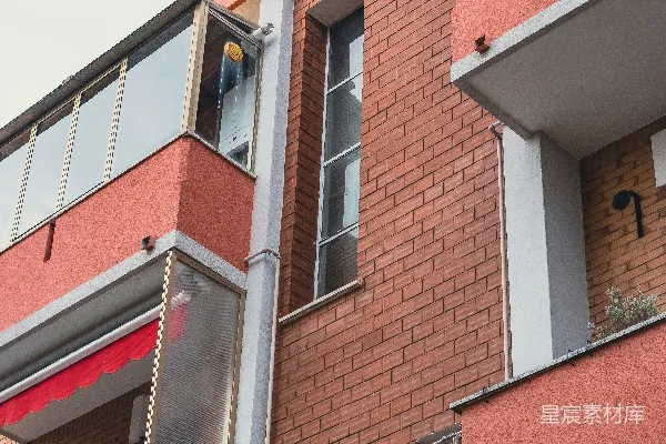 高清摄影 一座高大的红砖建筑，上面有一个钟表。