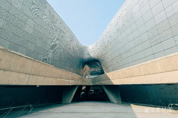 高清摄影 现代化的建筑，带有弯曲金属外立面。