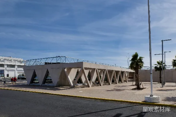 高清摄影 现代混凝土建筑，天空下三角形支撑结构。