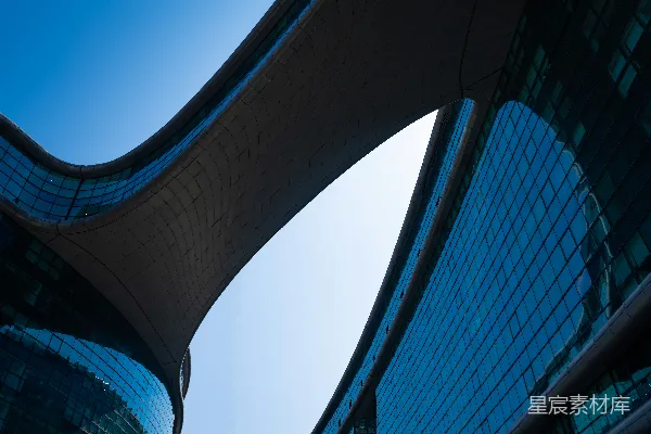 现代建筑背景是蓝天