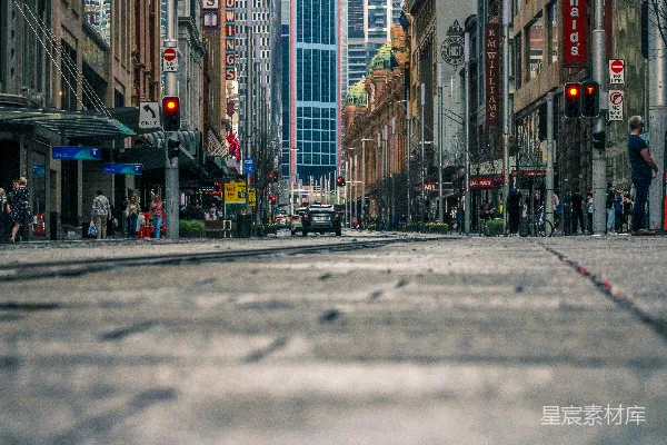 高耸建筑之间白天的灰色混凝土路eway