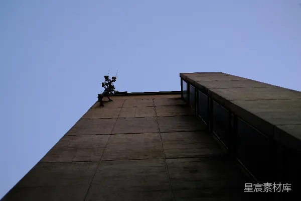 高清摄影 混凝土建筑外墙，配有安全摄像头，背景是天空。