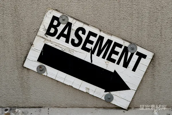 高清摄影 一栋建筑物侧面的标志上写着"basement"。