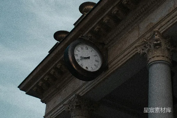 高清摄影 一栋建筑物侧面的钟表