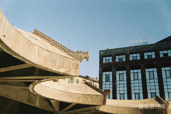 高清摄影 现代混凝土建筑与蓝天和清晰的蓝天。
