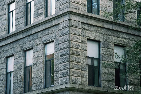 高清摄影 一座建筑物前面有一个停车标志。
