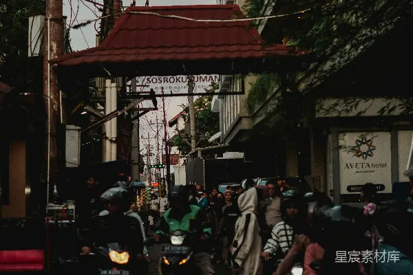 一群人在街道上骑摩托车兜风