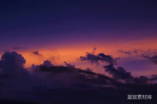 金色时光里的云朵