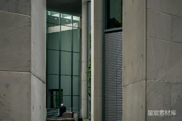 高清摄影 现代建筑中的孤身影。