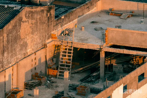 高清摄影 带有脚手架和建筑材料的施工场地