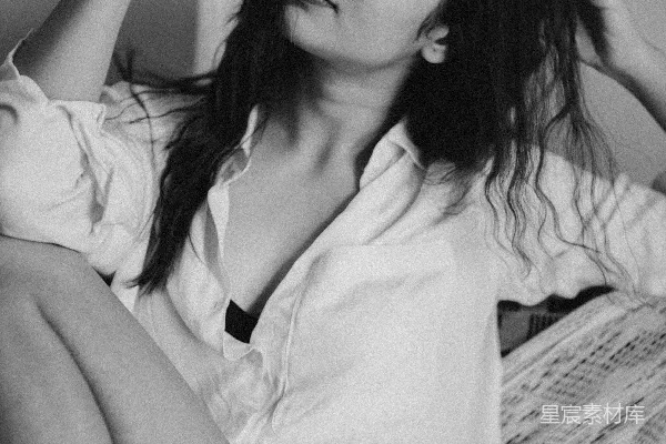 女人坐在椅子上