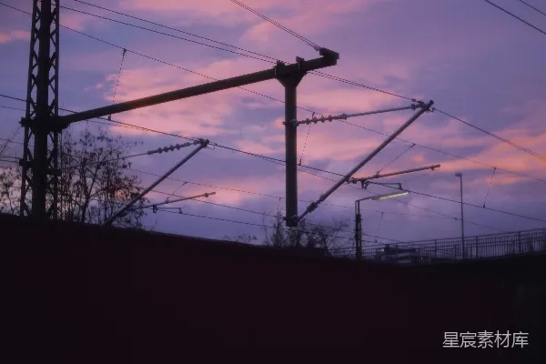 夕阳西下时，天空呈现出粉紫色的美景。