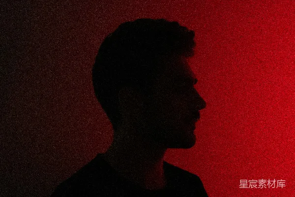 一个男子站在红灯前
