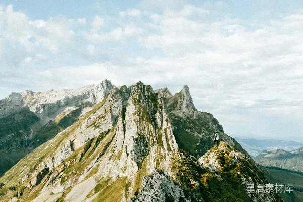 云雾缭绕下的嶙峋山峰。
