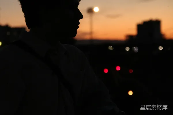 一个穿着衬衫和领带的男人轮廓