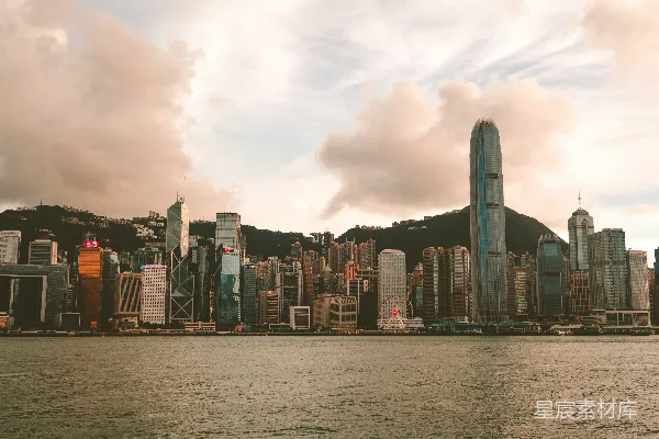高清摄影 白天多云天空下的城市天际线