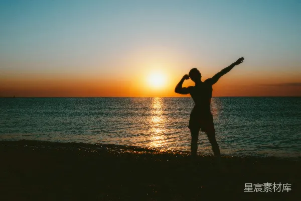 海边有人站在日落时分