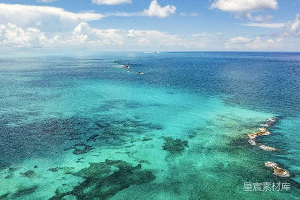 海面上空的俯视图，水中有船只。