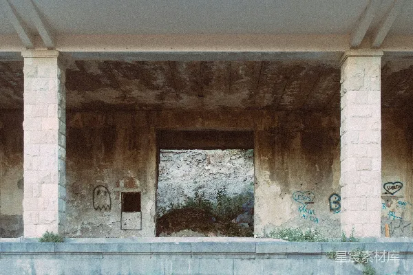 高清摄影 一座有柱子和涂鸦的旧建筑