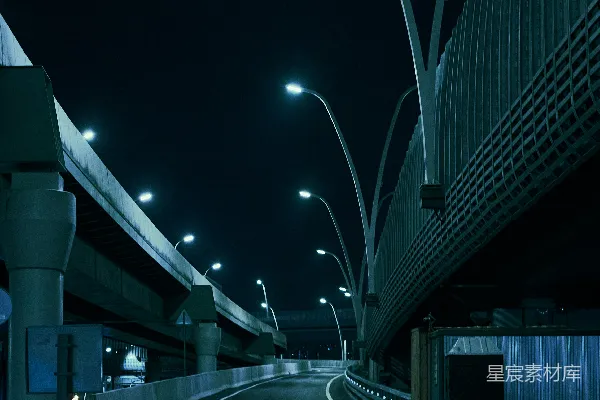 高清摄影 夜晚空无一人的高速公路天桥，路灯闪烁。
