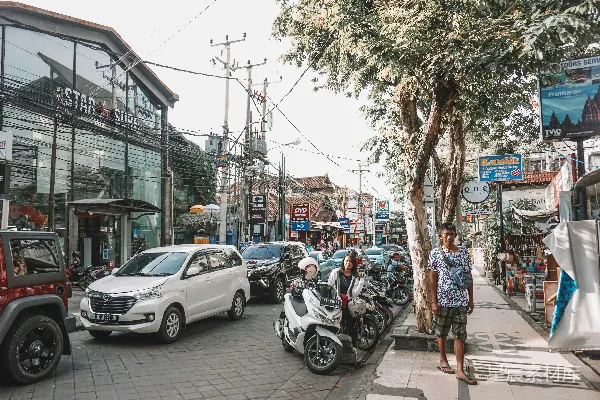 繁忙的城市街道挤满了许多车辆。
