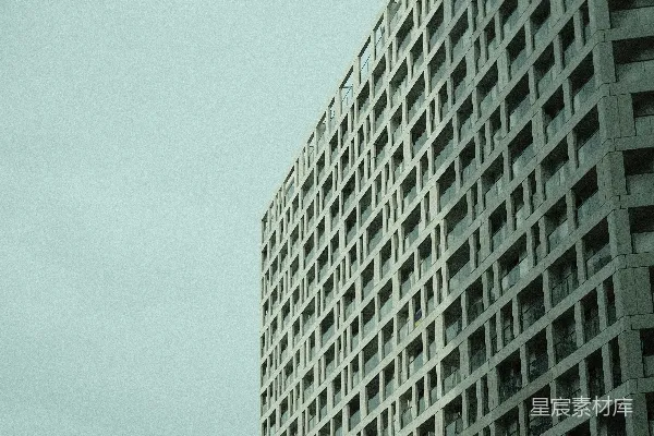 高清摄影 一座高大的建筑，上面有一个钟表。
