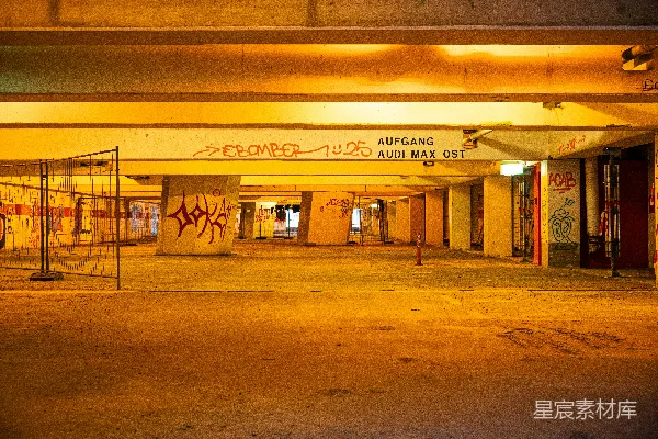 高清摄影 涂鸦覆盖的混凝土地下通道，配以黄色照明。