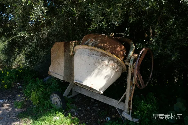 高清摄影 一辆旧手推车停在树荫下。