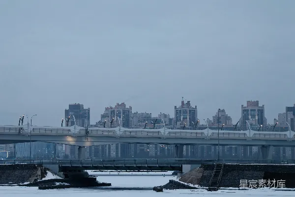 一座寒意袭人的城市景观，有桥和建筑。