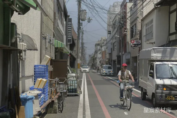 货车和自行车并排行驶在街上