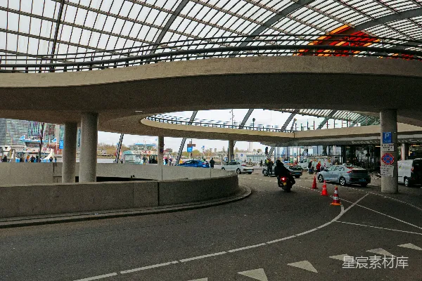 高清摄影 一条有车和桥的道路